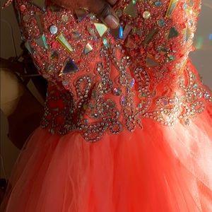 I’m selling a very pretty never worn dress